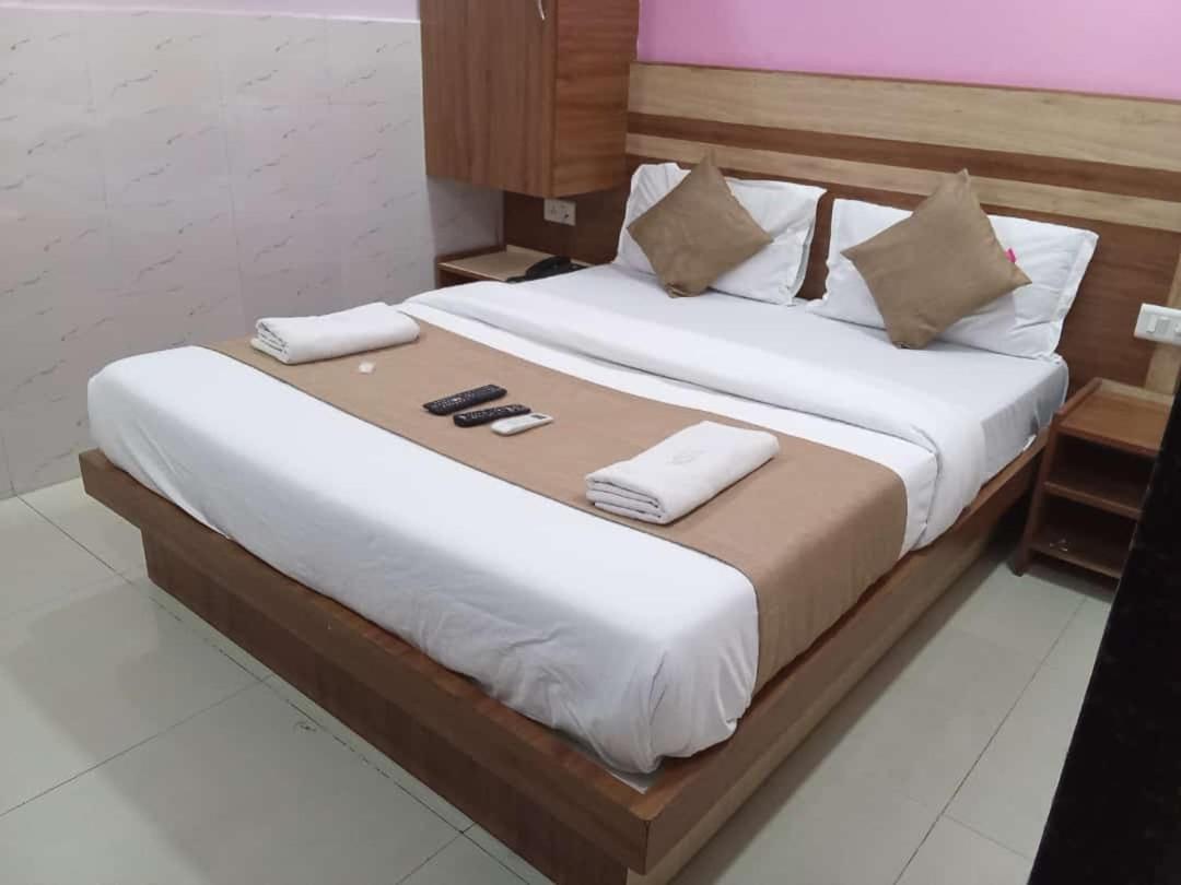 Hotel Shree Krishna أحمد أباد المظهر الخارجي الصورة